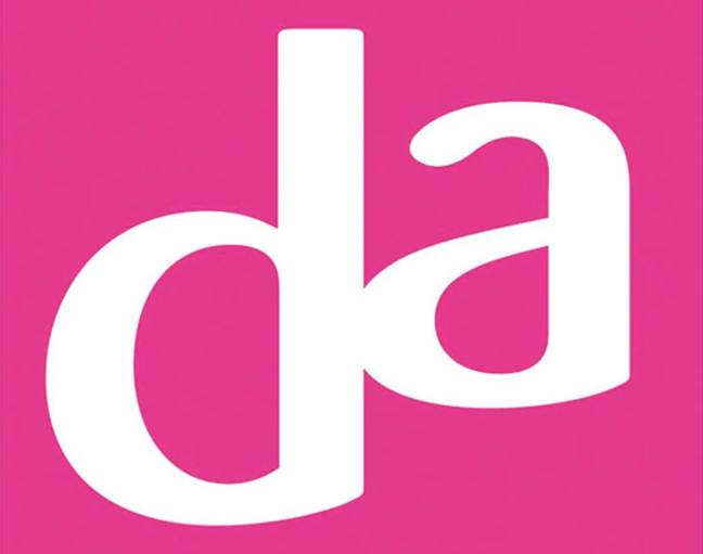 Logo DA witte letters met donkerroze achtergrond